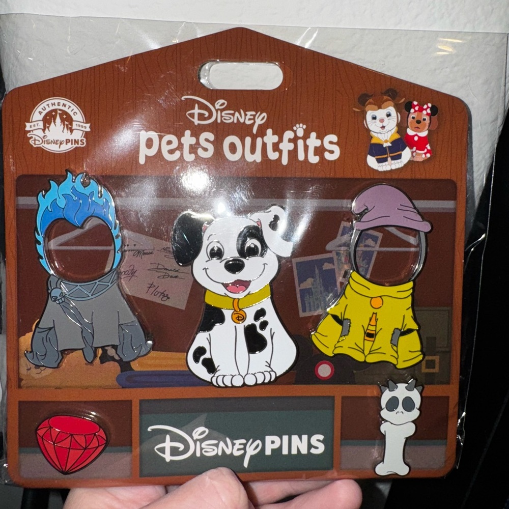 Disney Pets Outfits Pin Set